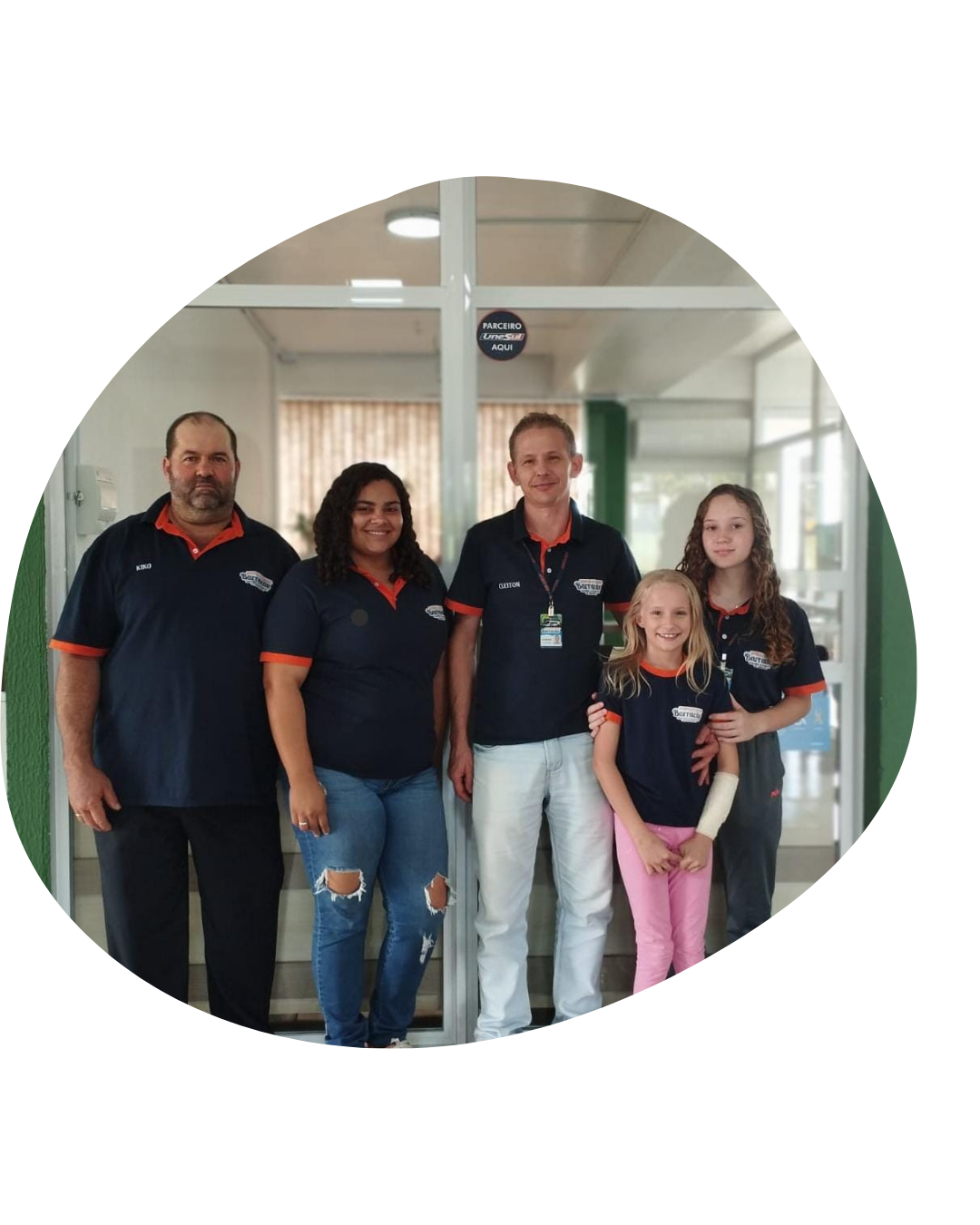 Equipe agencia de viagens barracão